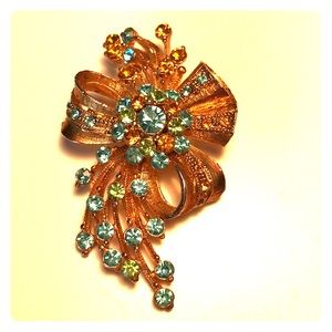 Brooch with  blue, light green, citrine